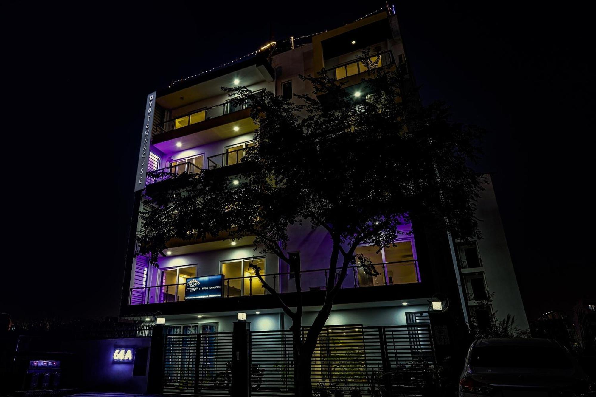 Super Townhouse Tipsyy Near Bestech Central Square Mall Гургаон Экстерьер фото